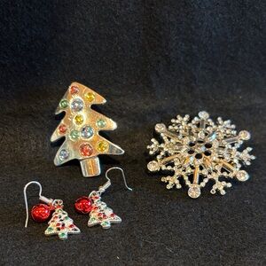 Holiday jewelry set two brooches and pair of earrings.